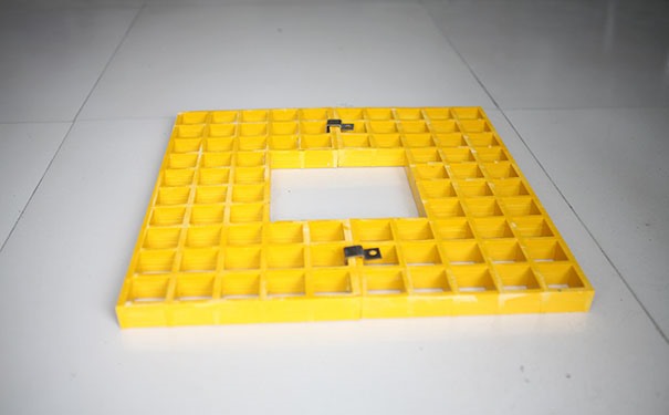 <a href=/geshan/44.html target=_blank class=infotextkey>玻璃鋼格柵板</a>切割前的注意事項